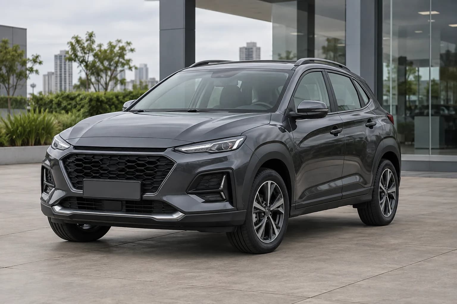 SUV cinza grafite em frente a uma concessionária contemporânea